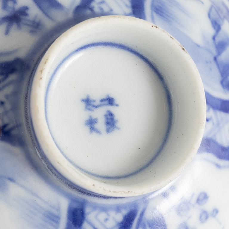 A group of five pieces of blue and white Chinese porcelain, Qing dynasty, 19th Century.