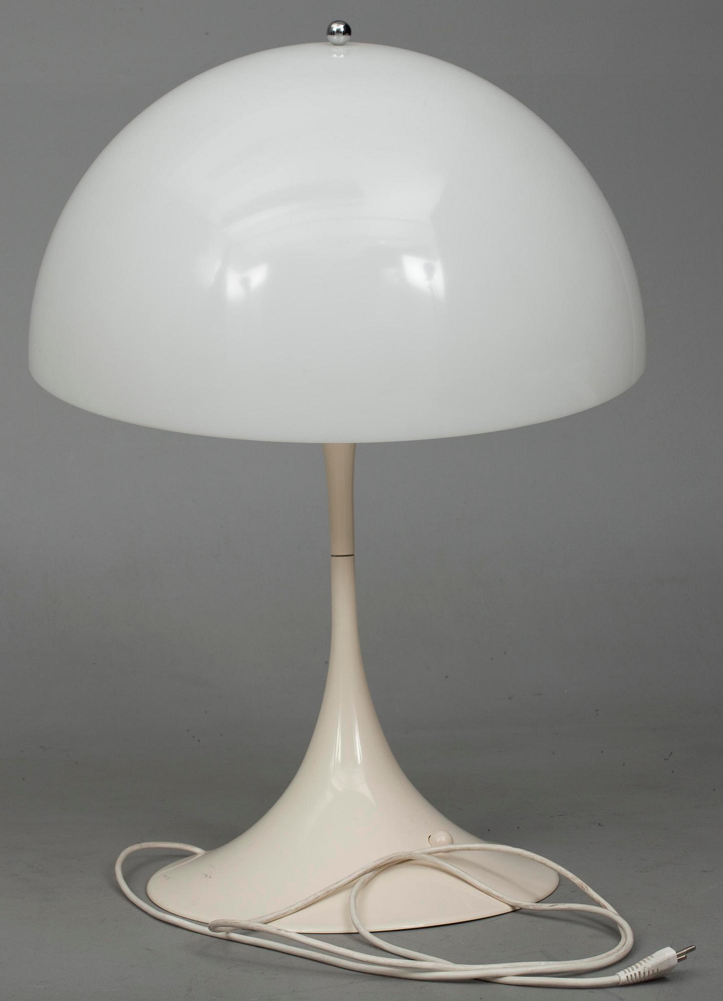 PÖYTÄVALAISIN, "Panthella", Verner Panton, Louis Poulsen, Tanska 1970.