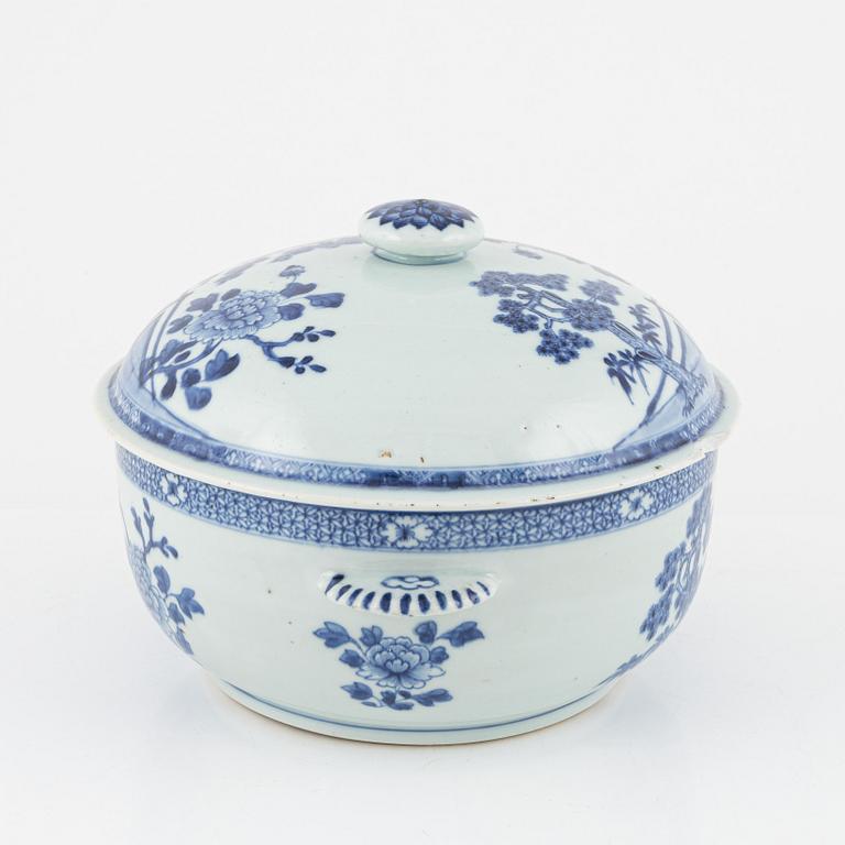 Ten blue and white pieces of a dining service, China, Qinalong (1736-95).
