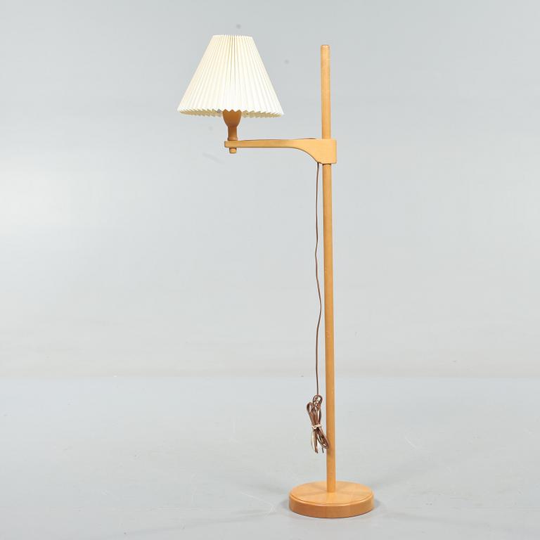 GOLVLAMPA, "Staken", Carl Malmsten, modell formgiven 1941.