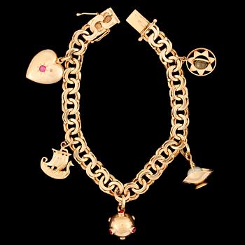ARMBAND, 18k guld med berlocker, Gustav Dahlgren & Co, Malmö 1965. Total vikt ca 23 gram.