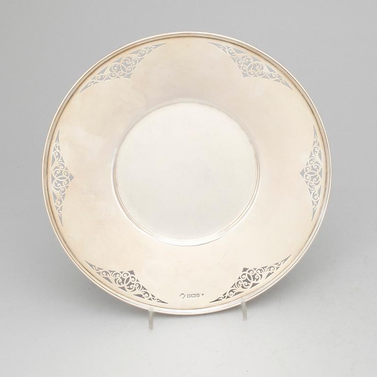 SKÅL samt FAT, silver, William Hutton & Sons, Sheffield, England, 1911. Total vikt ca 682 gram.