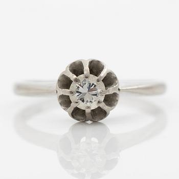 18K white gold ring with a brilliant-cut diamond.