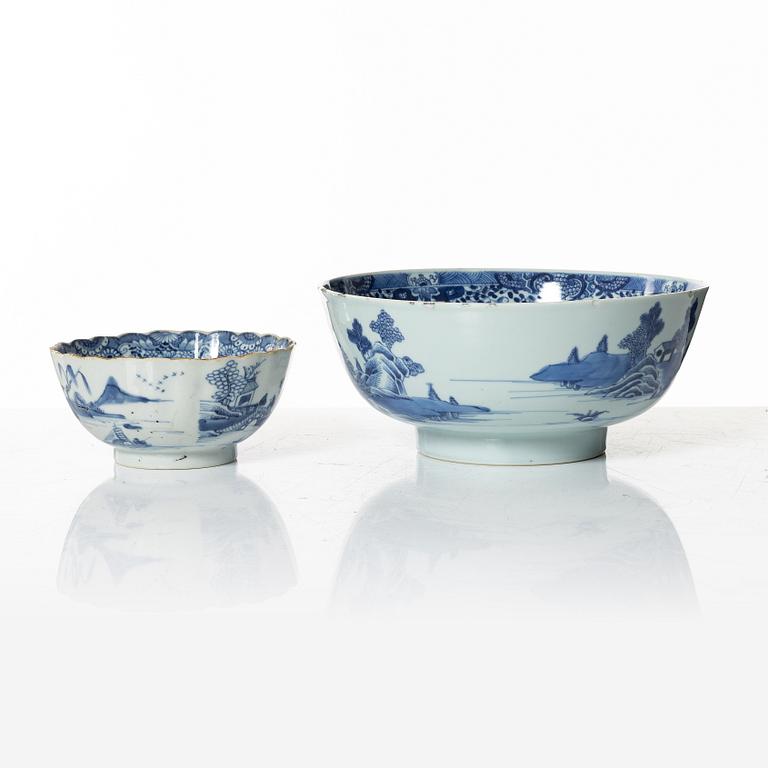 A set of five Chinese export porcelain bowls, Qing dynasty, Qianlong (1736-95).