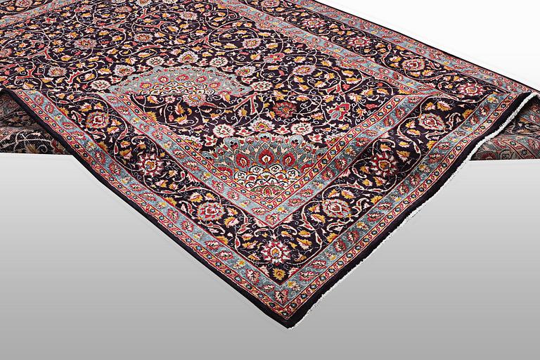 A carpet, Kashan, ca 354 x 242 cm.