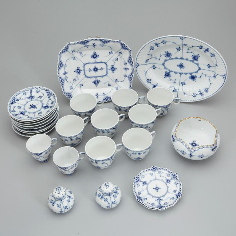 MOCCA samt KAFFESERVISDELAR, 13 st, "Musselmalet", Royal Copenhagen, Danmark, 1900-talets andra hälft.