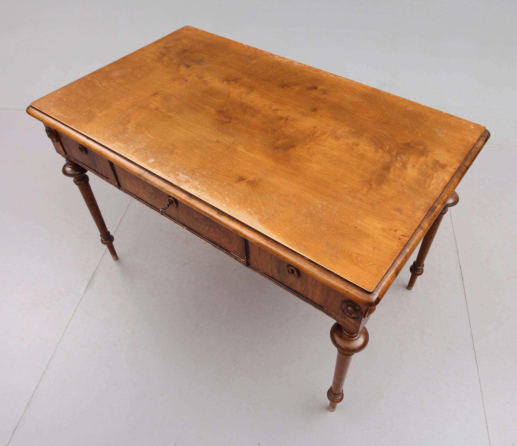 SKRIVBORD, valnöt, 1800-talets andra hälft.