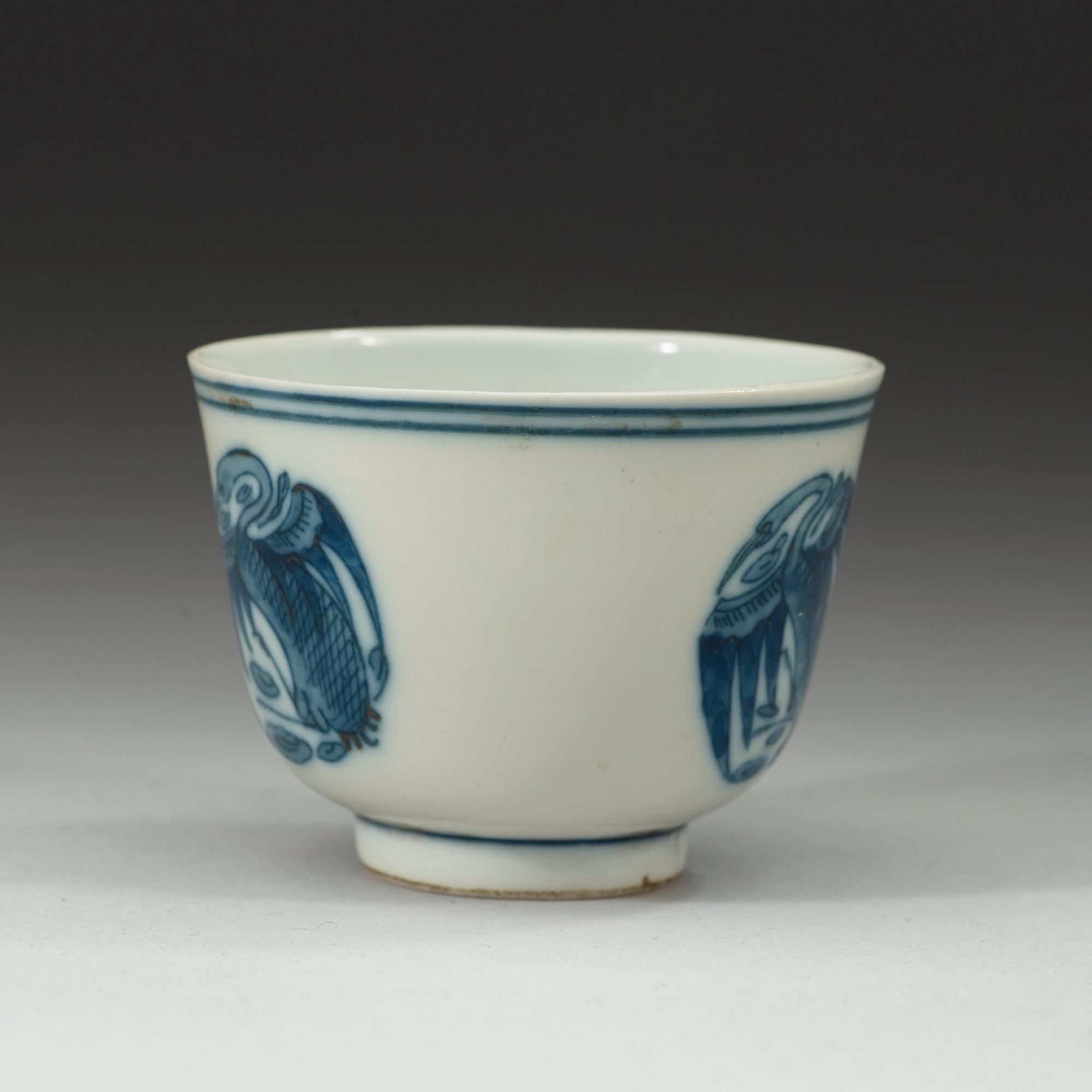 KOPP, porslin, Qingdynastin 1800-tal. Med Qianlongs fyra karaktärers märke.