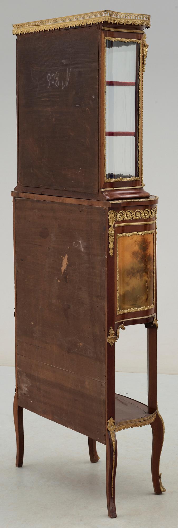 VITRINSKÅP, Louis XVI stil, 1900-talets första hälft.