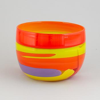 Erik Höglund, a signed glass bowl, Strömbergshyttan, 1989.