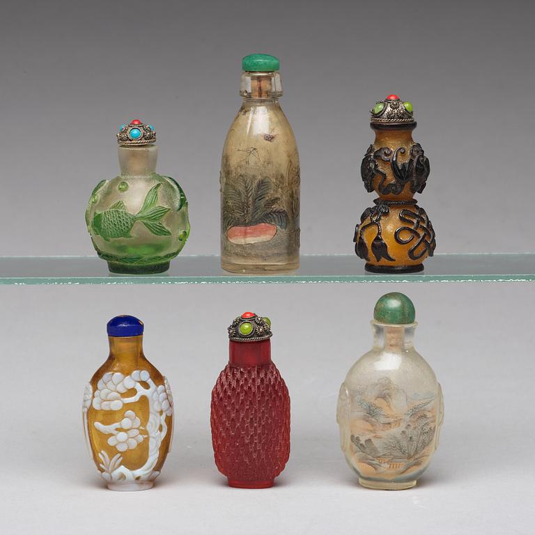 A group of six glass Chinese snuff bottles, Qing dynasty and 20th Century.