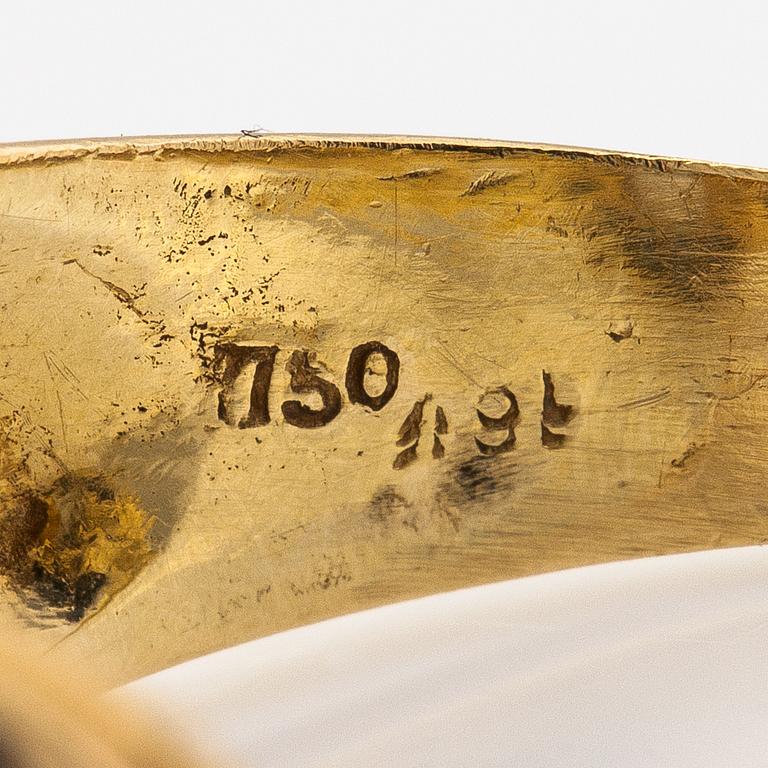 Ring, 18K guld, safirer, smaragder och diamanter ca 0.21 ct tot.