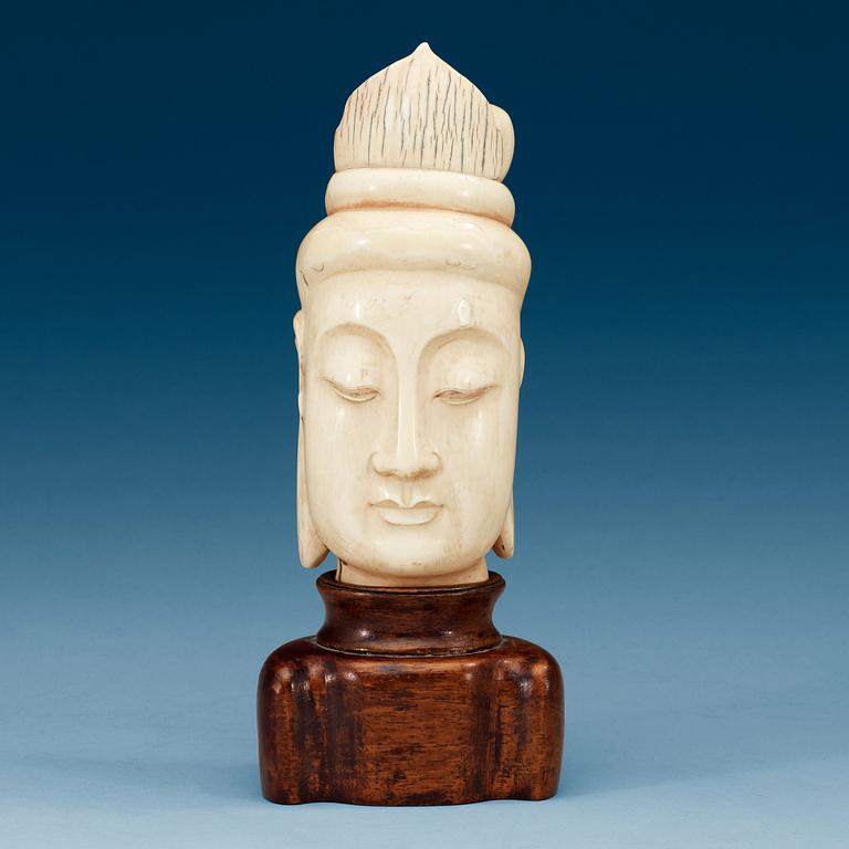 A ivory head of Guanyin, Qing dynasty (1644-1912).
