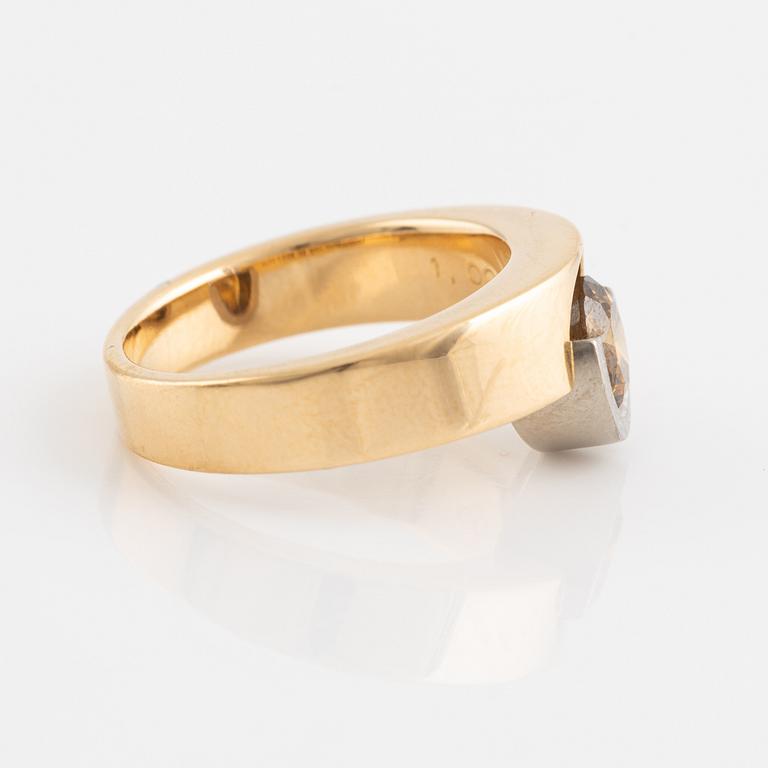 Ring, 18K guld med orangebrun briljantslipad diamant.