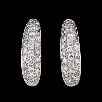 680. A pair of brilliant cut diamond earrings, tot. 1.88 cts.