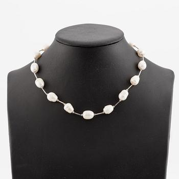 Necklace, silver and cultured freshwater pearls.