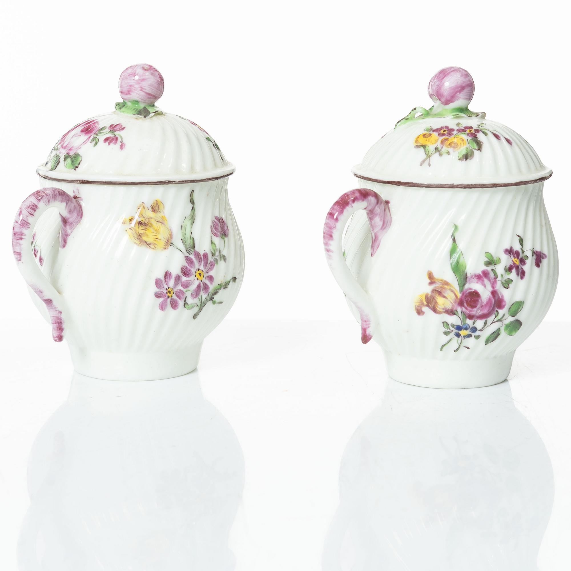 Cremekoppar med lock, ett par, rokoko, Mennecy-Villeroy, Frankrike, 1700-tal.