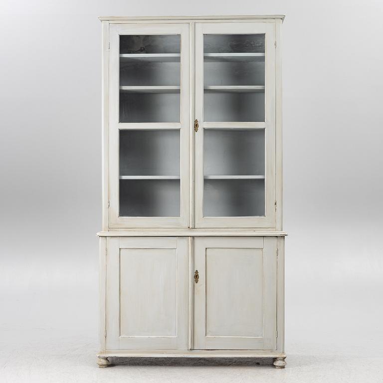 Vitrinskåp, från omkring år 1900.