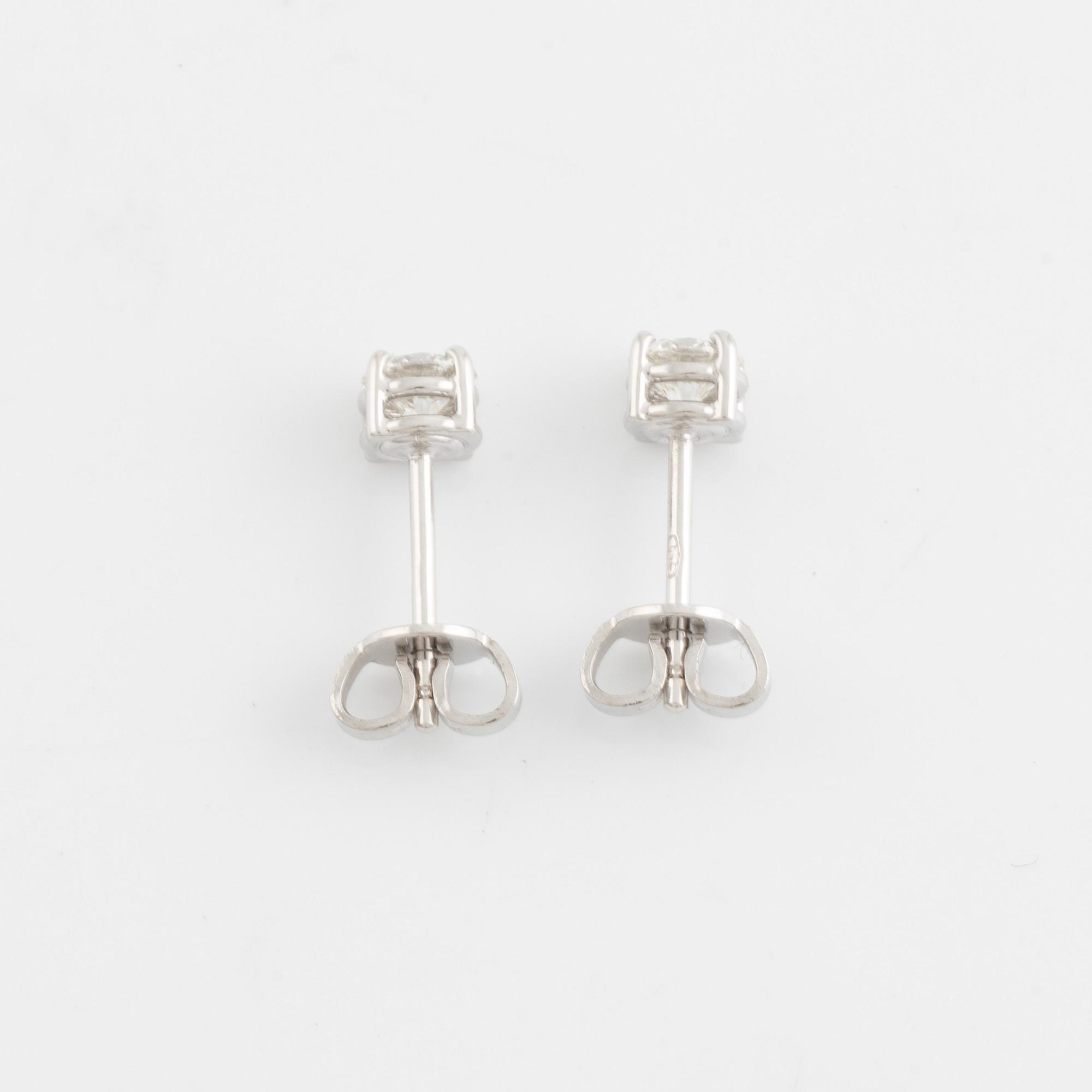Brilliant cut diamond earrings, with GIA dossier.
