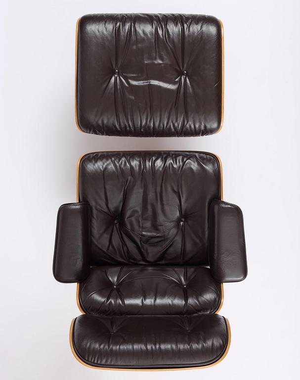 Charles & Ray Eames, an "Eames Lounge Chair" with ottoman, Vitra, late 1900s.