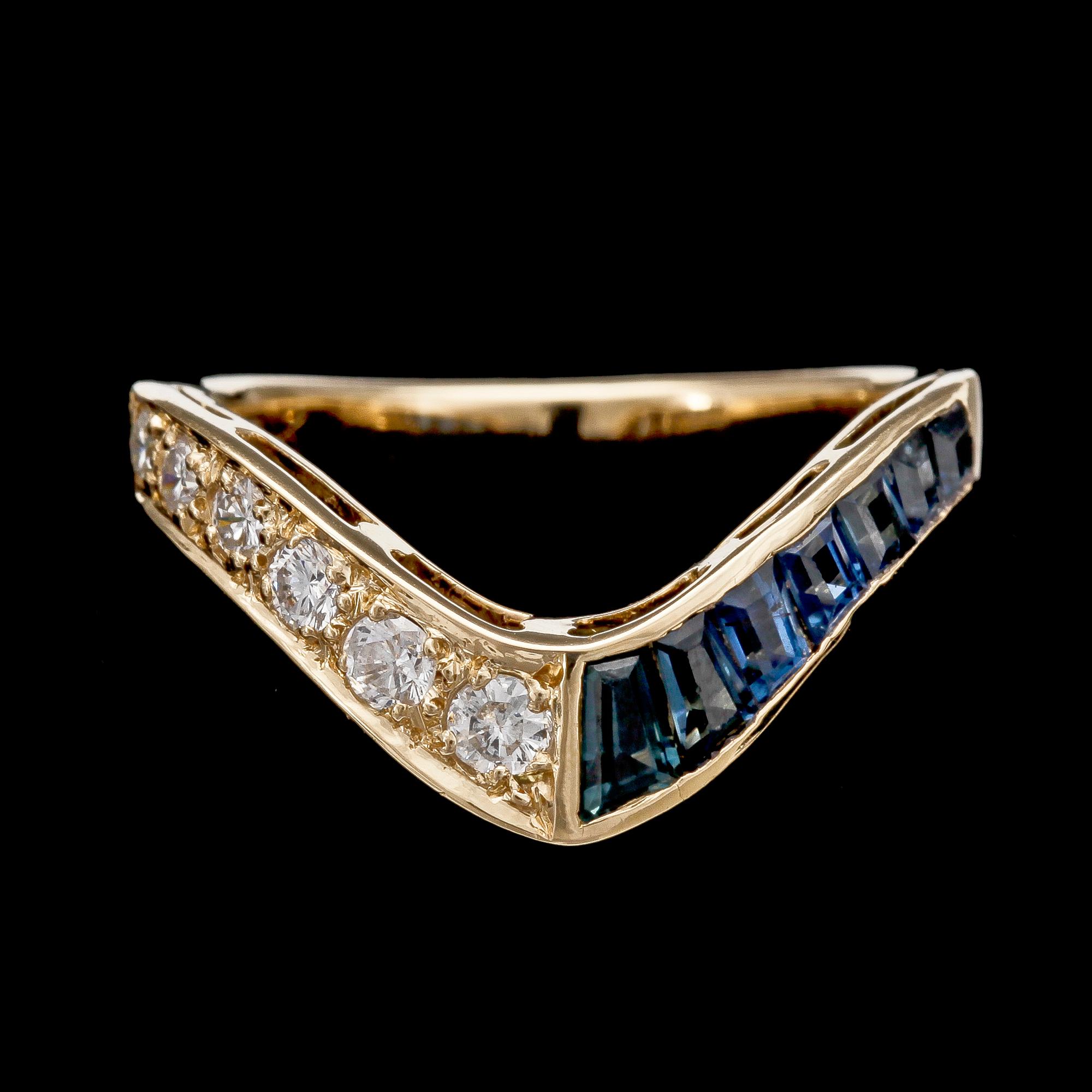 RING, 18k guld med blå safirer och briljantslipade diamanter.