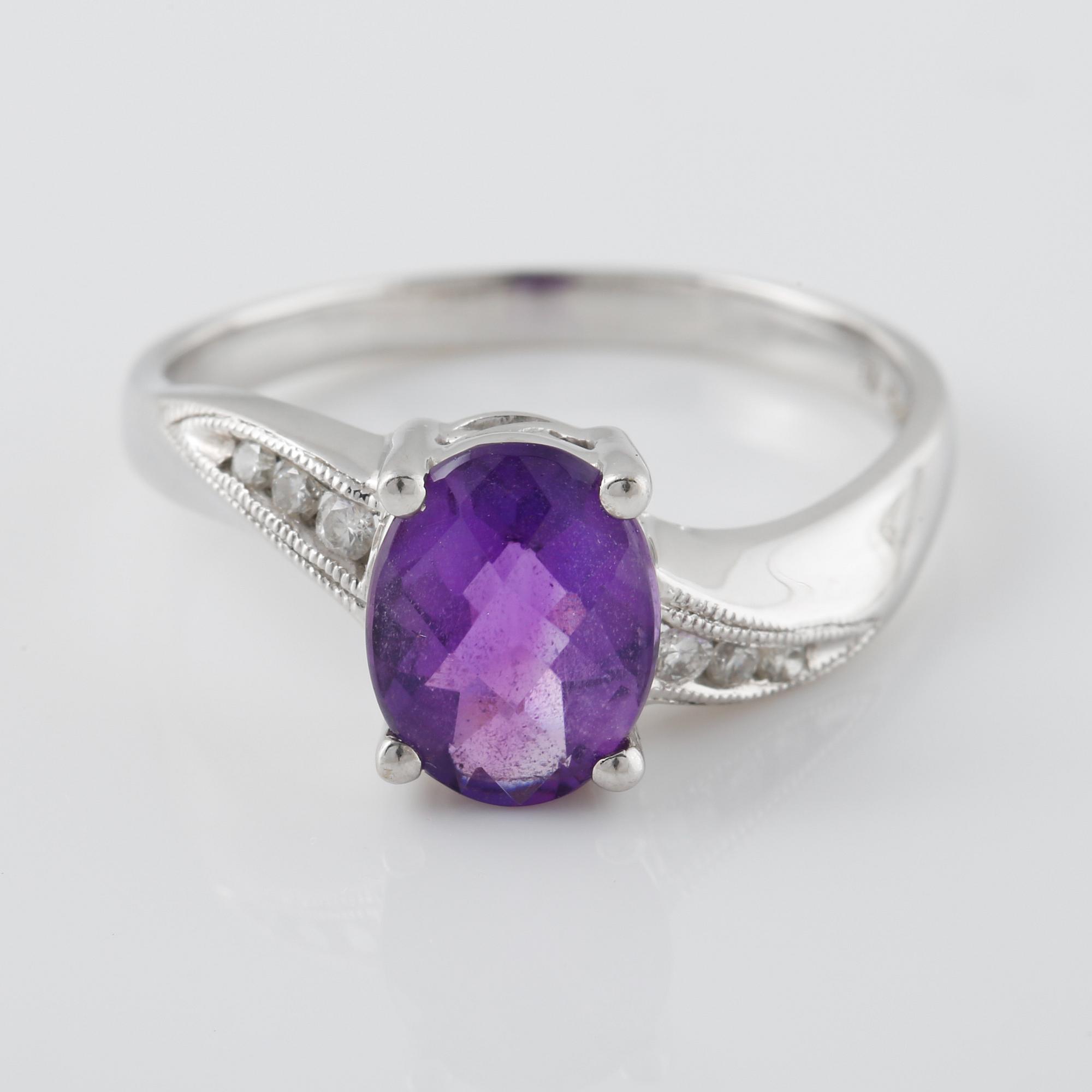 RING, 18K vitguld med 6 briljantslipade diamanter samt ovalsslipad ametist. Vikt 2,8 gram.