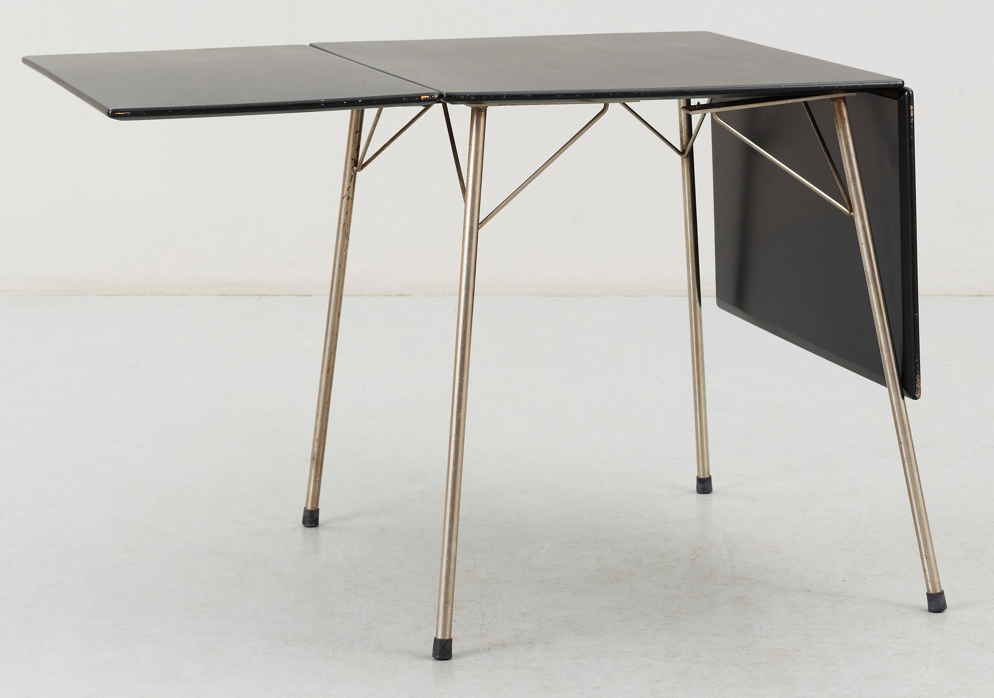 MATBORD, Fritz Hansen Danmark. Design: Arne Jacobsen, 1960-tal. Etikettmärkt undertill.