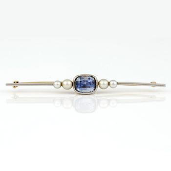 BROSCH, 18K guld & silver/platina med safir, ca 3.60 ct och 4 orientaliska pärlor. Vikt ca 7 g.