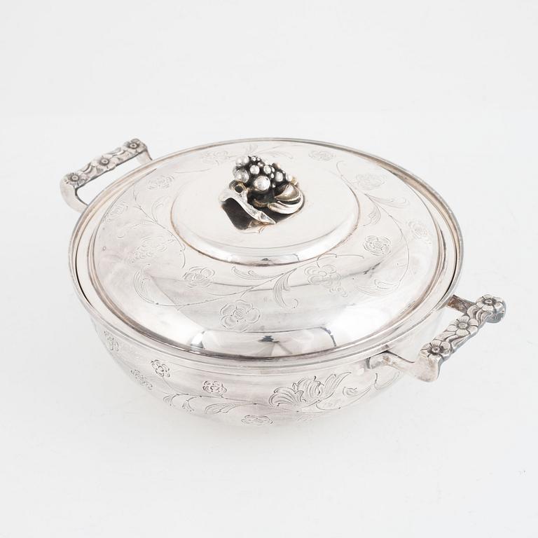 Karott med lock, silver, C G Hallberg, Stockholm, 1940.