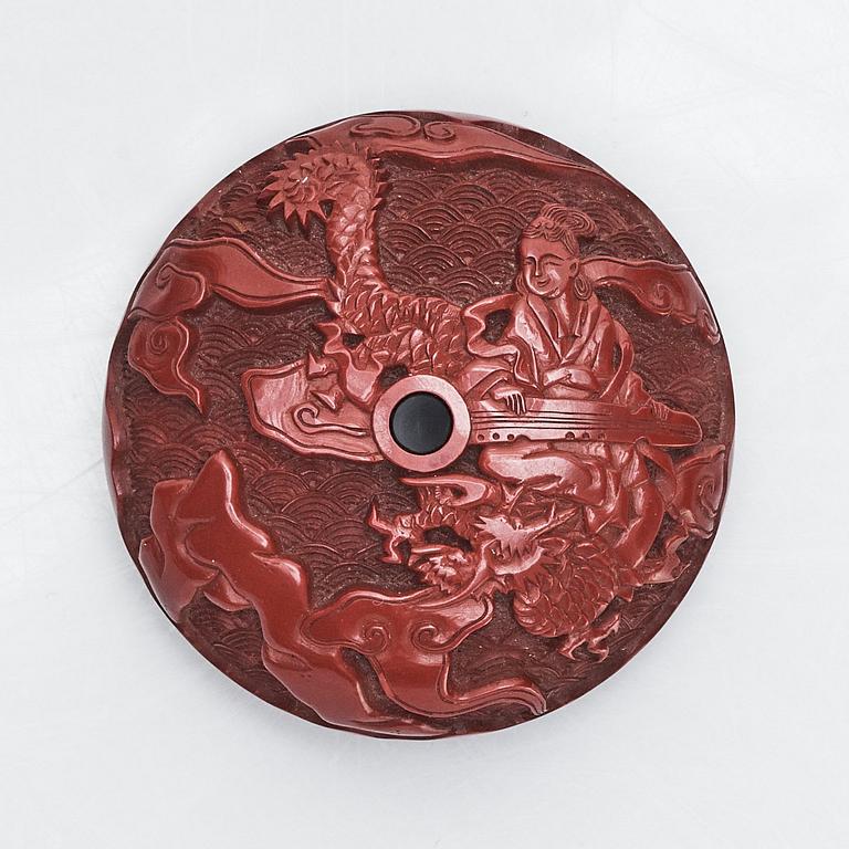 Kagamibuta netsuke samt ask med lock, lack, Japan, 1800-tal.