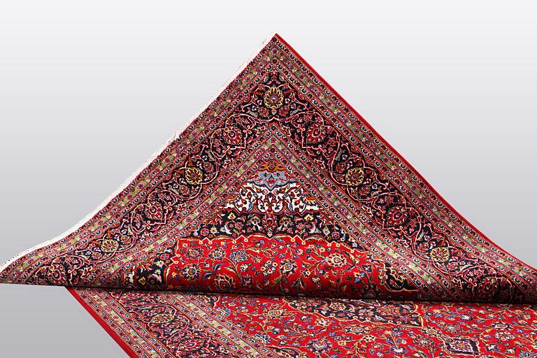 A carpet, Kashan, ca 298 x 202 cm.