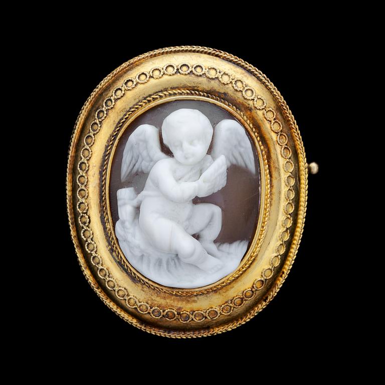 A gold and shell cameo, 19th century.