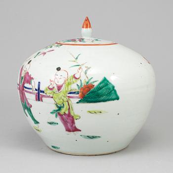 A famille rose jar with cover, Qing dynasty, late 19th/early 20th century.