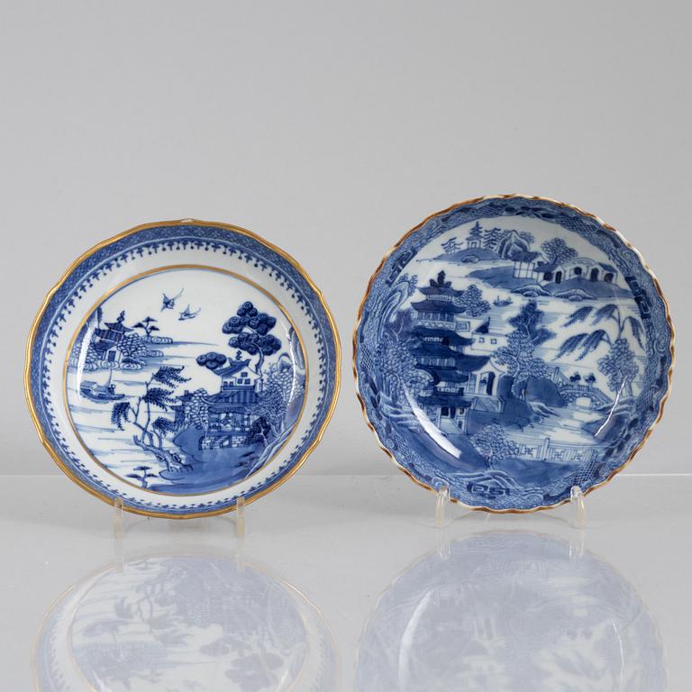 A blue and white export porcelain cup with saucer and four small dishes, China, Qing dynasty, 18th/19th century.