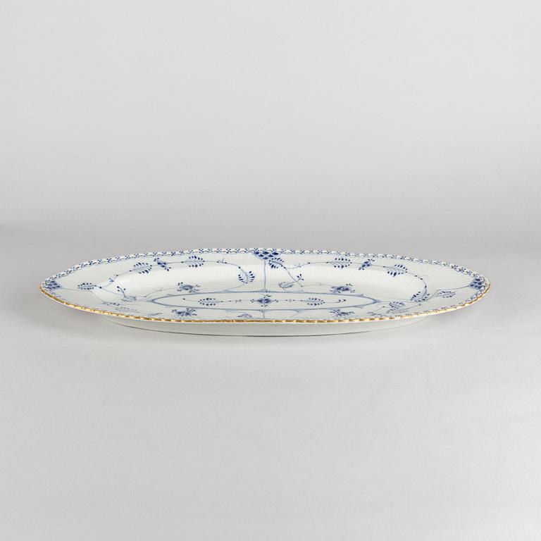 A Large 'Blue Fluted Full Lace' / 'Musselmalet' porcelain fish platter, Royal Copenhagen, model 537, 1898-1923.