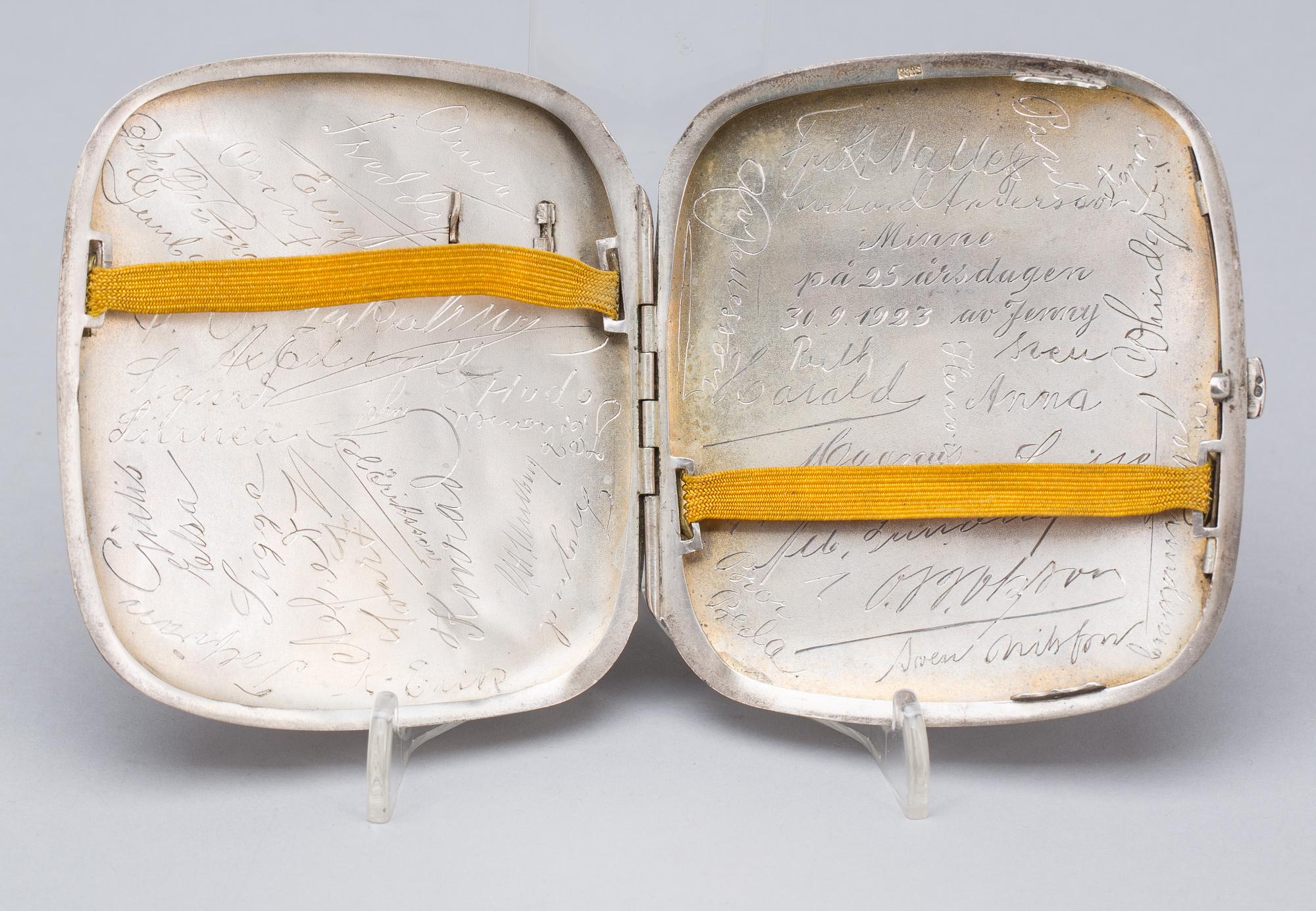 CIGARETTETUI, SILVERHALT 830. Utländska stämplar. Vikt ca 128 g.