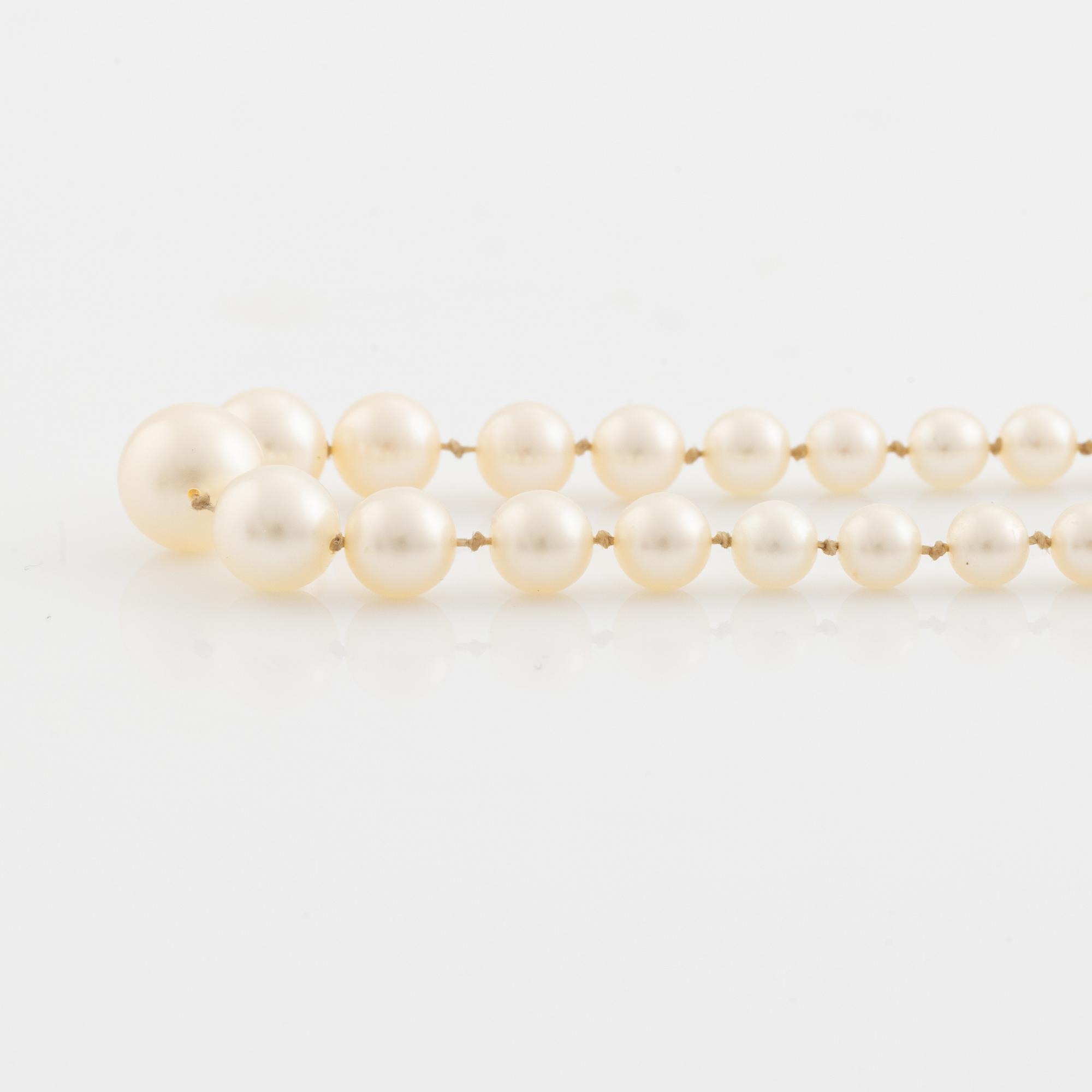 Pärlcollier med lås i vitguld med briljant- och åttkantslipade diamanter.