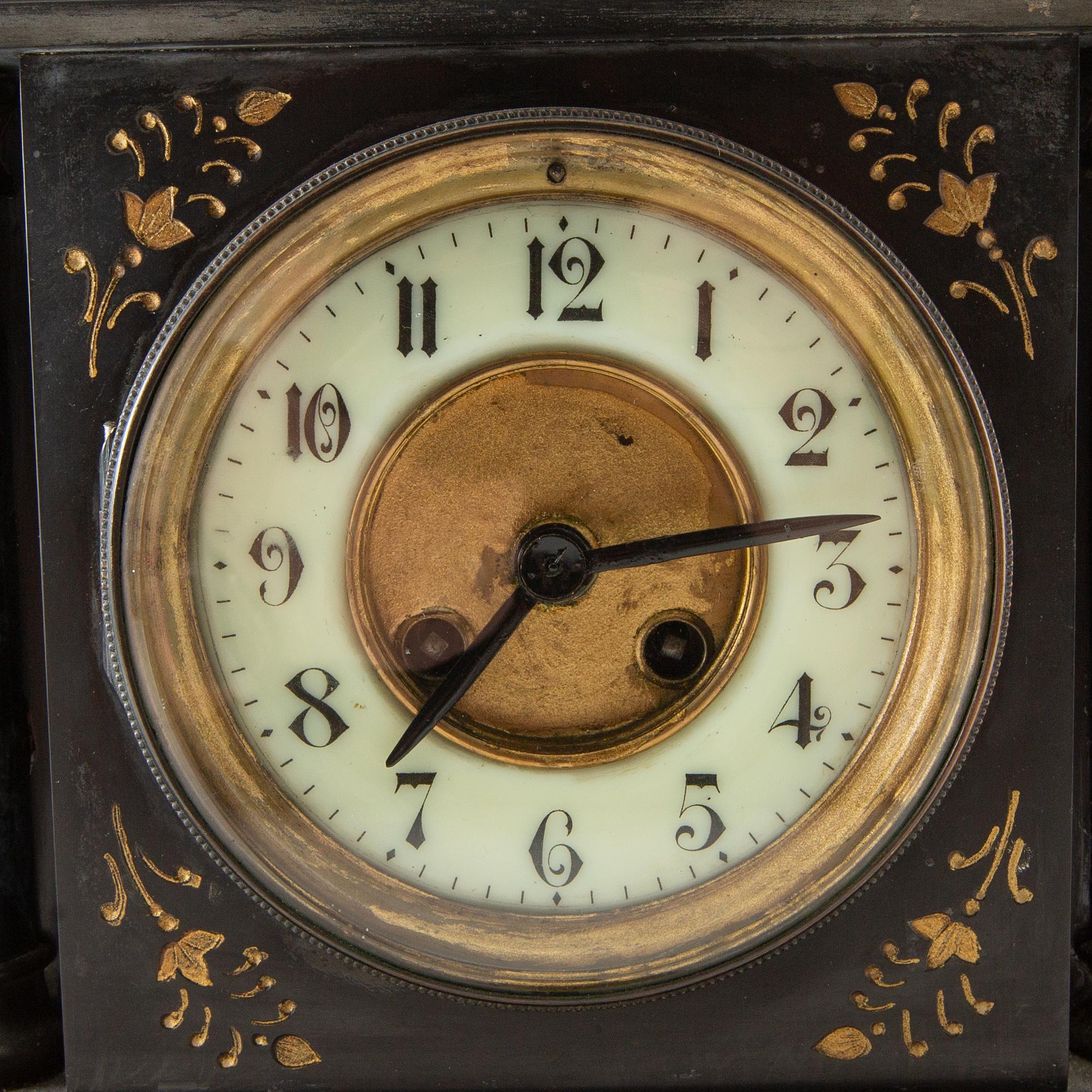 Table garniture 3 dlr early 20th century.