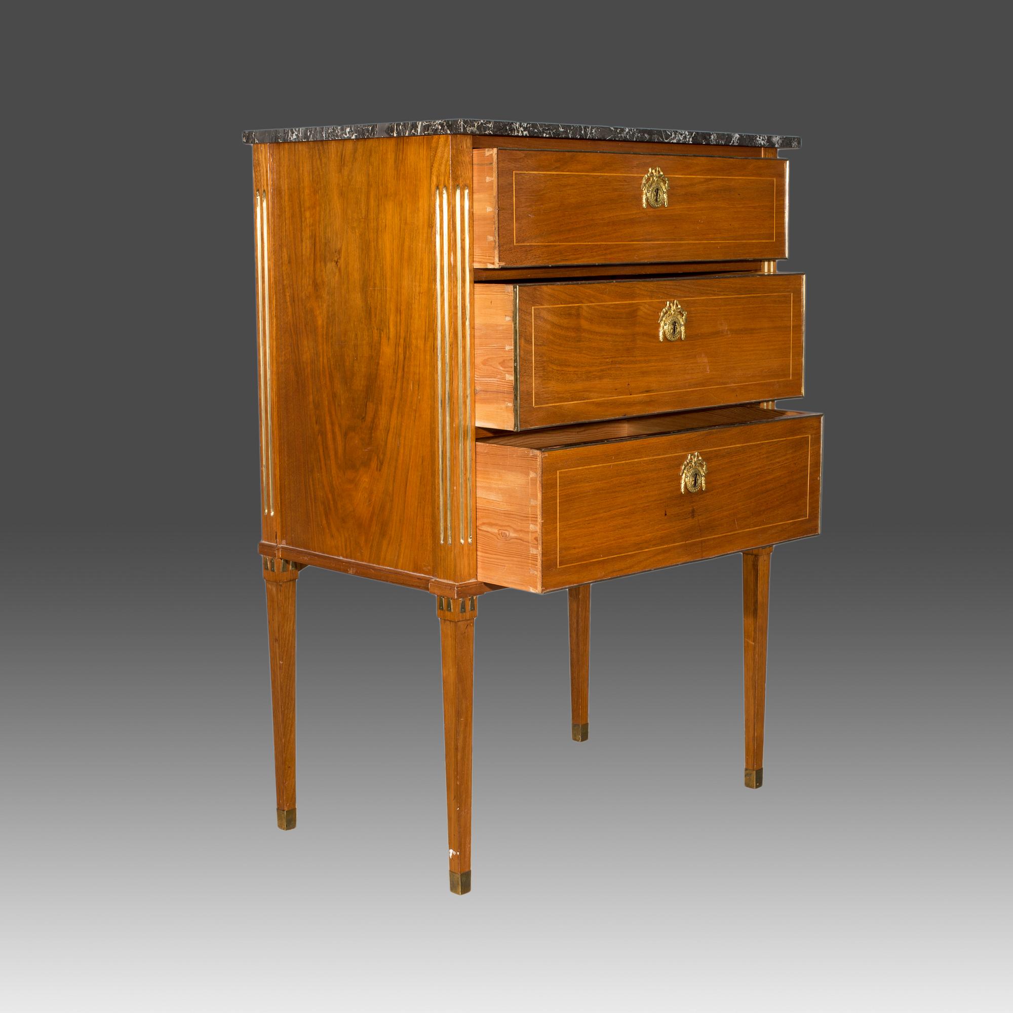 BYRÅ, Louis XVI stil. 1900-tal.