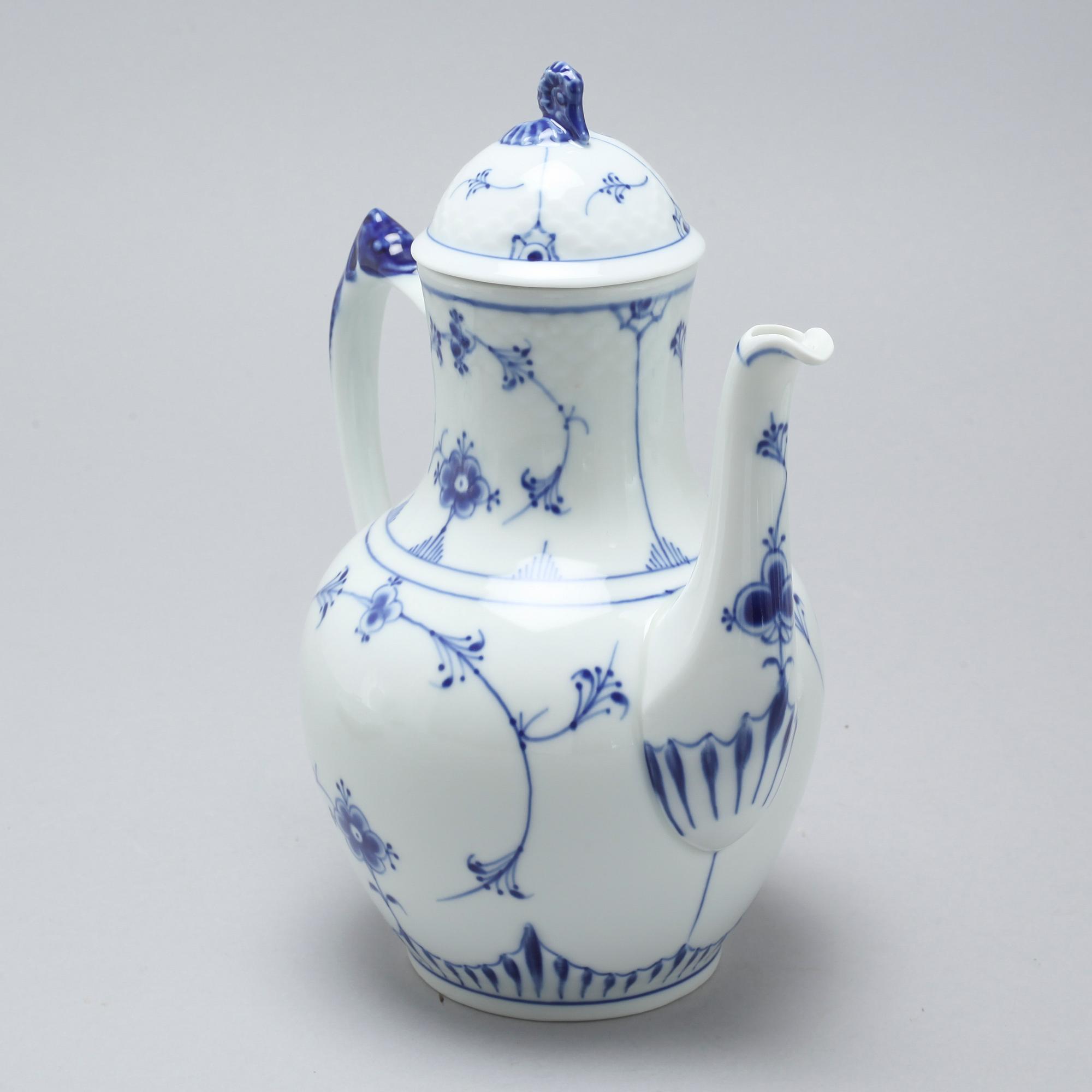Porcelain tableware set of 35 pcs, "Musselmalet" by Bing & Gröndahl, Denmark, second half of the 20th century.