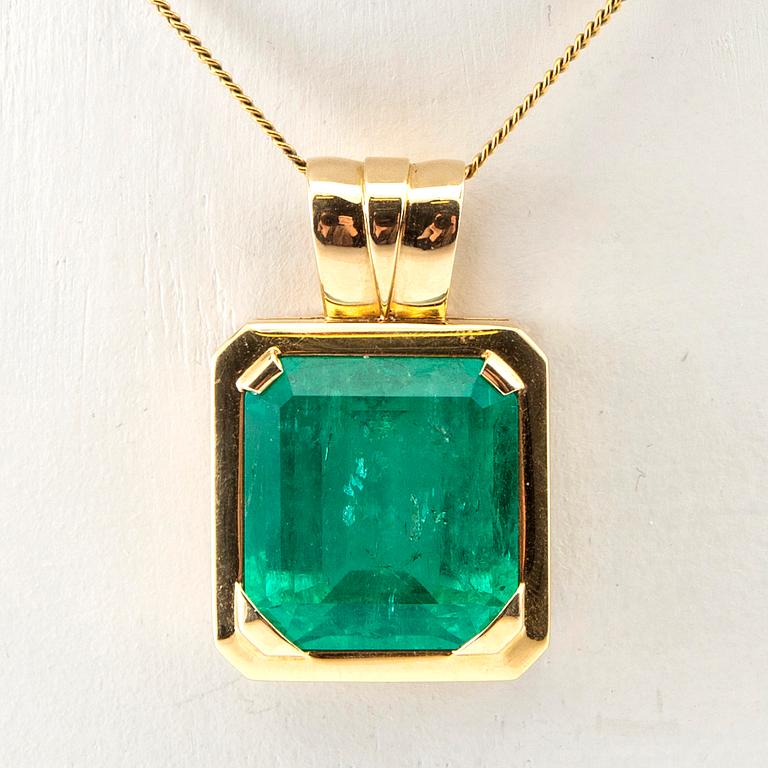 An 18K gold pendant set with an emerald-cut emerald, Schrittesser Gold & Silversmith Gothenburg.