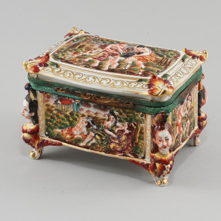 SKRIN, porslin, Capo di Monte-stil, 1900-talets första del.