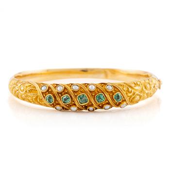 575. A bracelet in 18K gold with emeralds and pearls, 19th century.