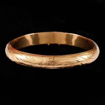 ARMRING, 18k guld. 1900-tal. Vikt 23g.