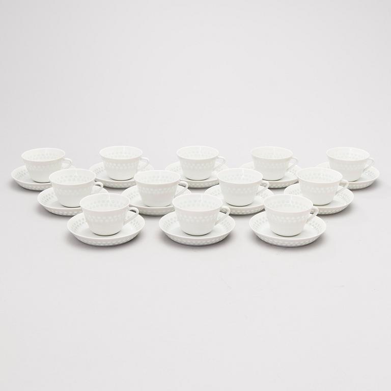 FRIEDL HOLZER-KJELLBERG, ASTIASTO, 34 osaa, "Helmi", riisiposliinia, signeeratut F.H.Kj. Arabia Finland.