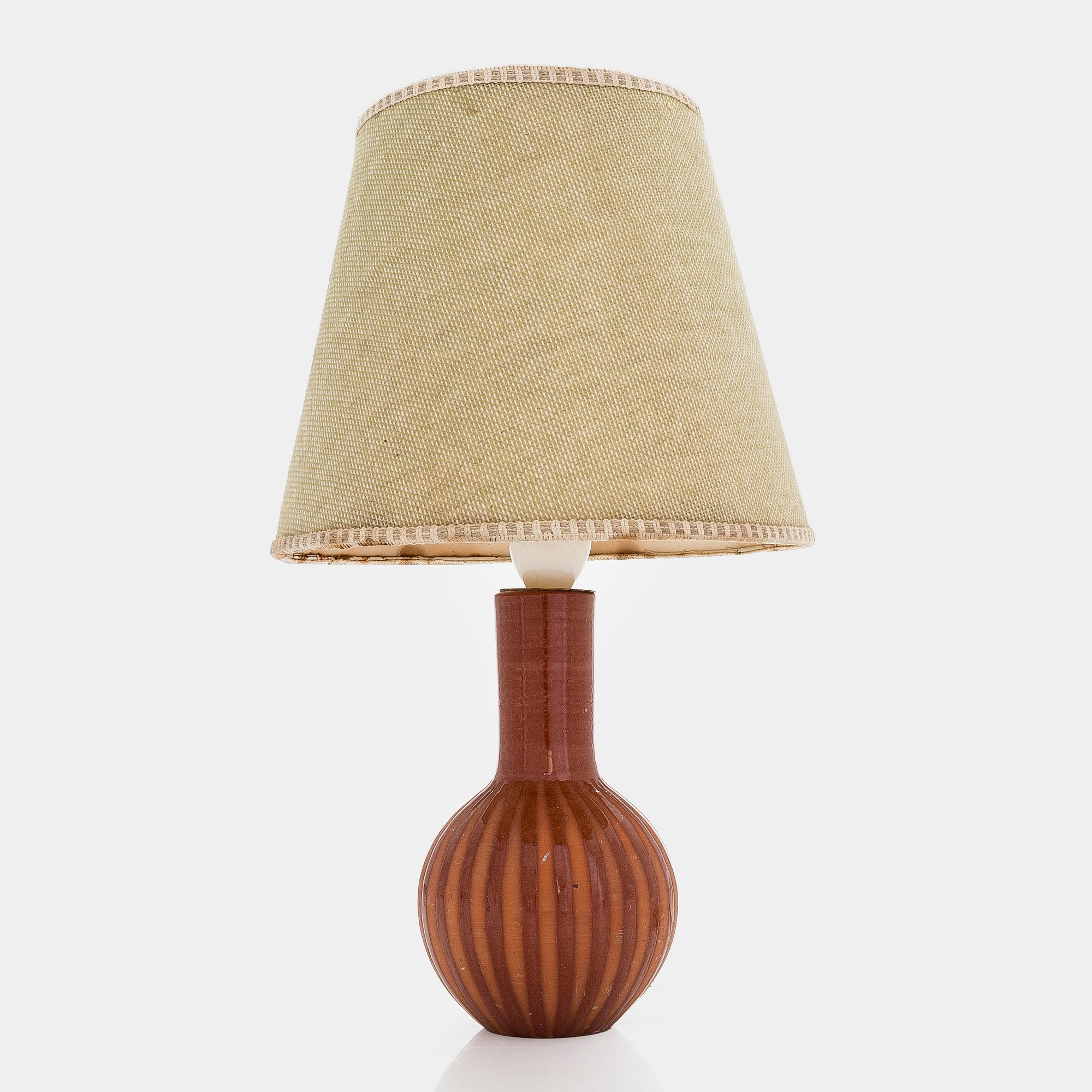 Marita Lybeck, A red clay tablelamp modell 1311. Retailer Stockmann / Artek, Finland.