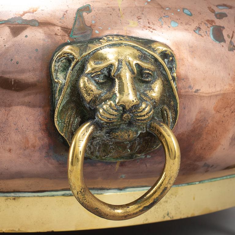 A copper and brass wine cooler, 19th century.