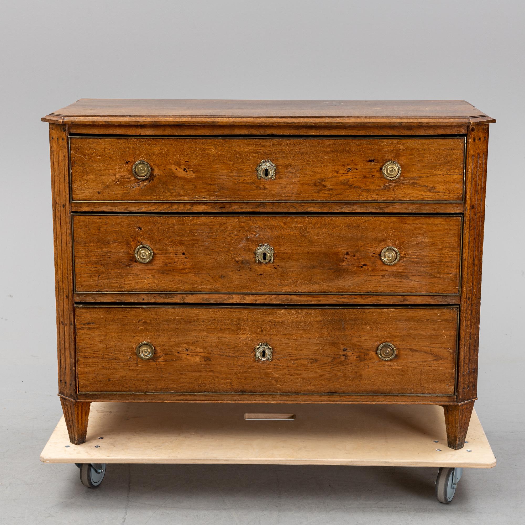 A late gustavian chest of drawers, ca 1800.