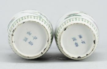 VASER, ett par, porslin, KangXi-stil, Kina, 1900-tal.