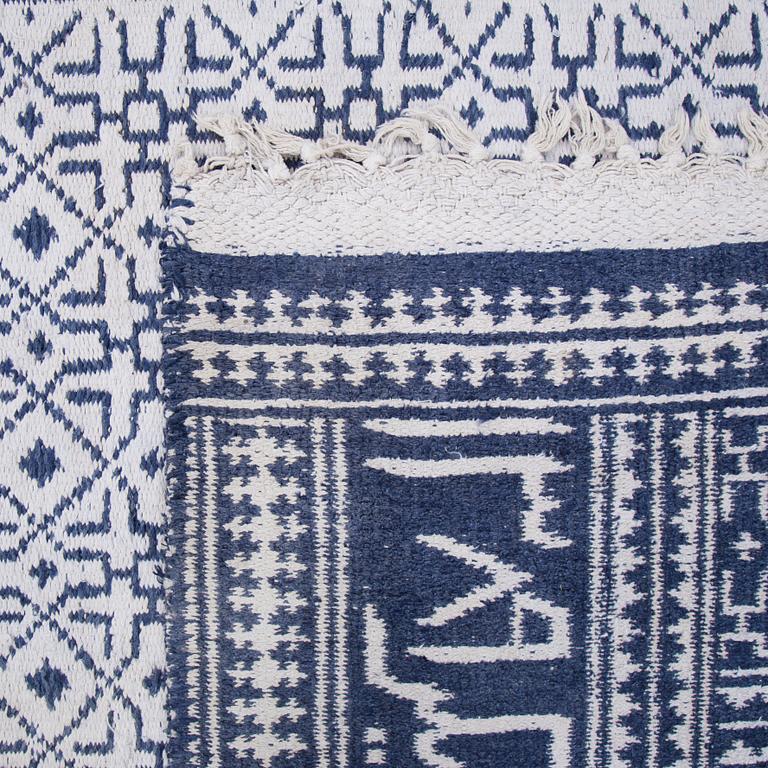 CARPET, ZILO. Flat weave. Cotton. 426 x 177,5 cm. Teheran, dated 1969.